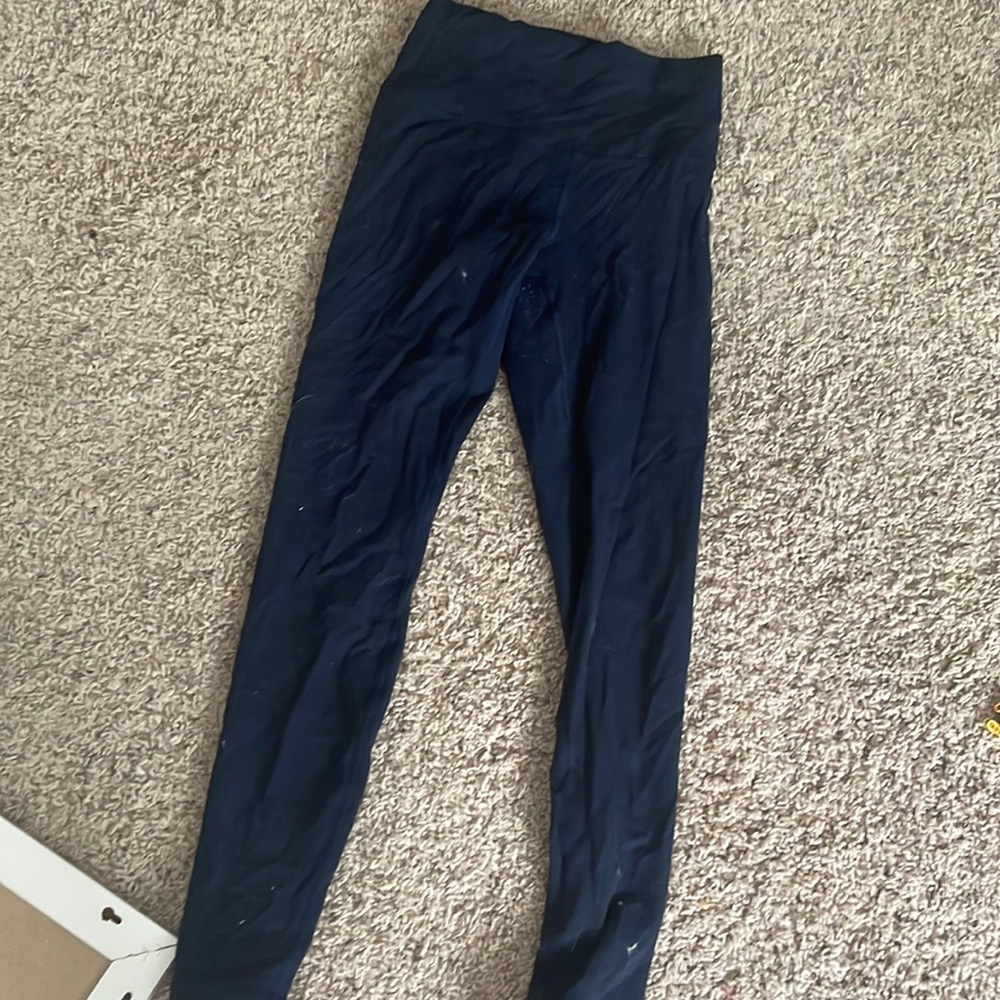These like on leggings are a size 5 and a navy blue color
